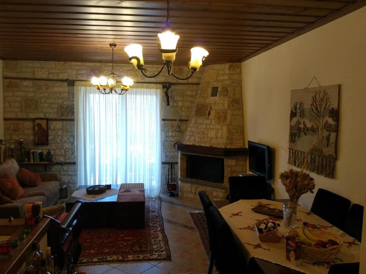 La Casa Di Pietra Villa Karpenisi Luaran gambar
